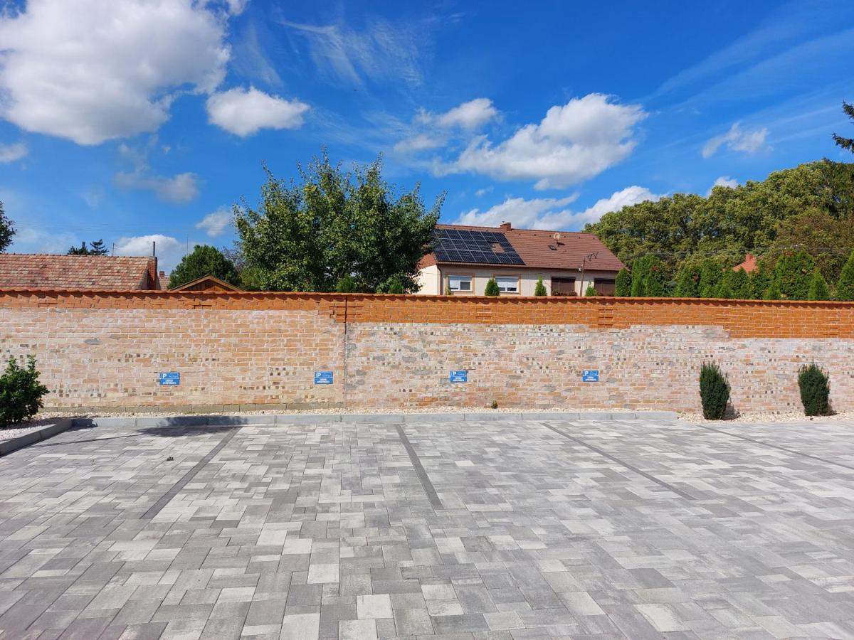 Linden Apartman 001 - Adults Only Mosonmagyaróvár المظهر الخارجي الصورة